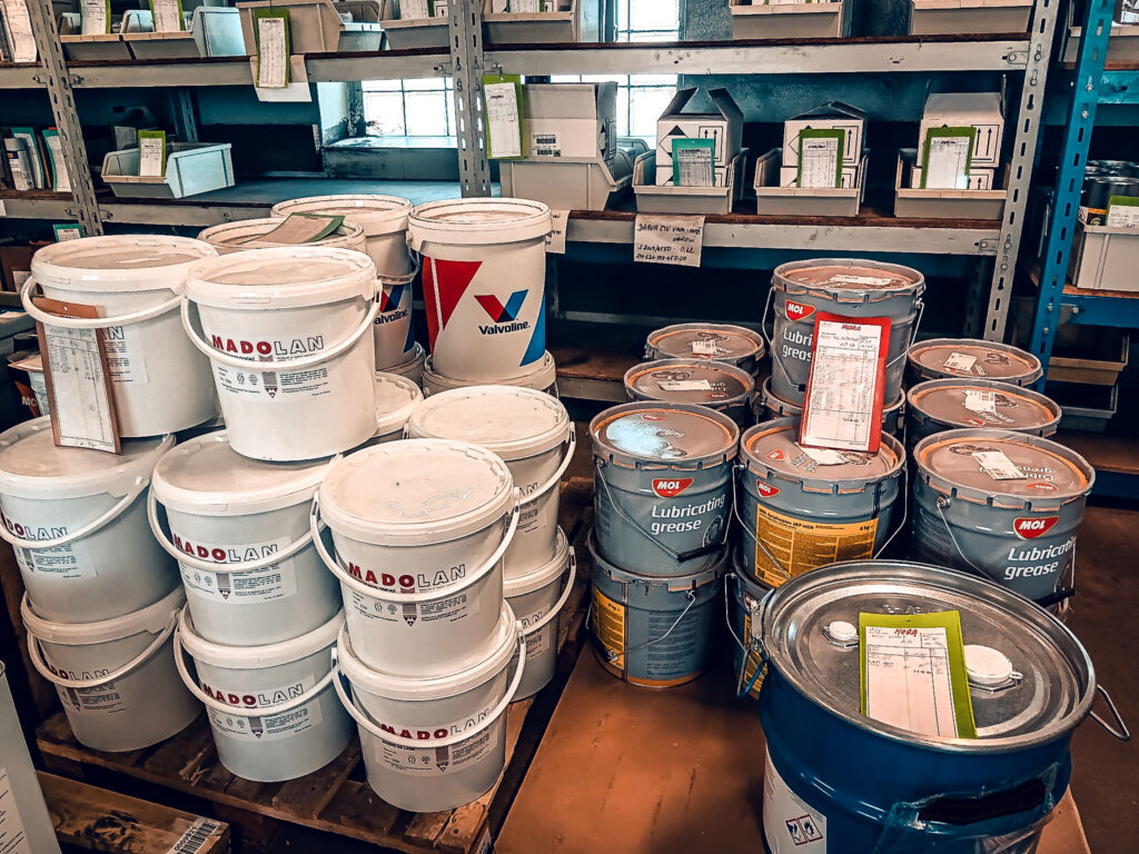 Barvy, laky, ředidla a veškeré nátěrové hmoty